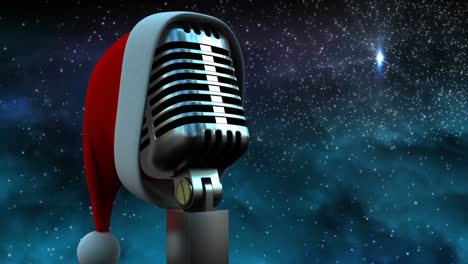 Animation-Von-Sternen,-Die-über-Das-Mikrofon-Fallen,-Mit-Weihnachtsmütze-Auf-Dunklem-Hintergrund