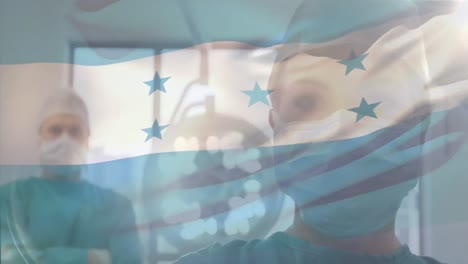 Animation-Der-Flagge-Von-Honduras,-Die-über-Chirurgen-Im-Operationssaal-Weht