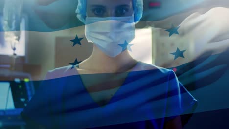Animación-De-La-Bandera-De-Honduras-Ondeando-Sobre-Anestesiólogo-En-Quirófano