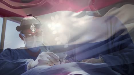 Animation-Der-Flagge-Der-Niederlande,-Die-über-Chirurgen-Im-Operationssaal-Weht