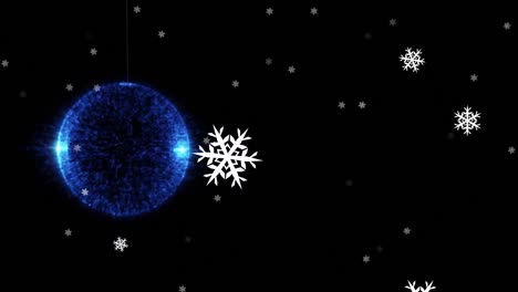 Animation-Von-Schnee,-Der-über-Weihnachtliche-Blaue-Christbaumkugelndekoration-Auf-Schwarzem-Hintergrund-Fällt