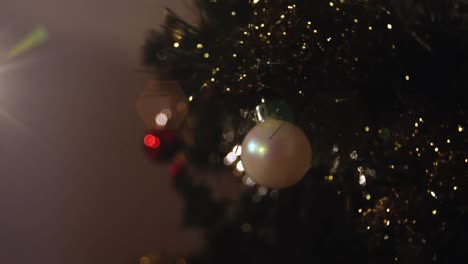 Animation-Des-Lichts,-Das-Sich-über-Den-Weihnachtsbaum-Mit-Dekorationen-Bewegt