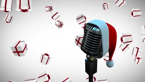 Animation-Einer-Weihnachtsmütze-Auf-Einem-Vintage-Mikrofon-Mit-Fallenden-Weihnachtsgeschenken-Auf-Weißem-Hintergrund