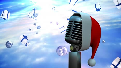 Animation-Einer-Weihnachtsmütze-Auf-Einem-Vintage-Mikrofon-Mit-Weihnachtsgeschenken,-Die-Auf-Den-Himmelshintergrund-Fallen