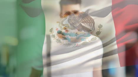 Animation-Der-Flagge-Mexikos,-Die-Während-Der-Covid-19-Pandemie-über-Einem-Mann-Mit-Gesichtsmaske-Weht