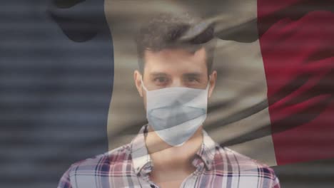 Animation-Der-Flagge-Frankreichs,-Die-über-Einem-Lateinamerikanischen-Mann-Mit-Gesichtsmaske-In-Der-Stadtstraße-Schwenkt