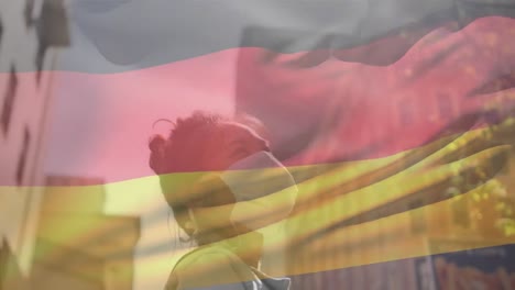 Animation-Der-Flagge-Deutschlands,-Die-über-Einer-Afroamerikanischen-Frau-Mit-Gesichtsmaske-In-Der-Stadtstraße-Winkt