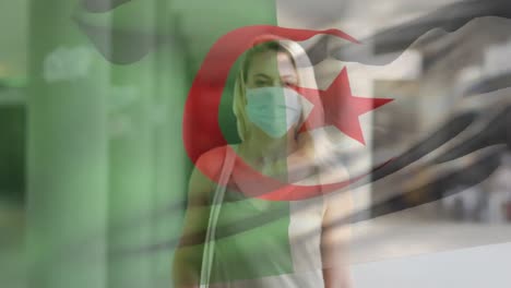 Animation-Der-Flagge-Algeriens,-Die-über-Einer-Kaukasischen-Frau-Mit-Gesichtsmaske-In-Der-Stadtstraße-Weht