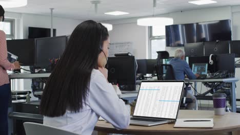 Asiatische-Frau-Sitzt-Am-Schreibtisch-Und-Codiert-Daten-Auf-Einem-Laptop
