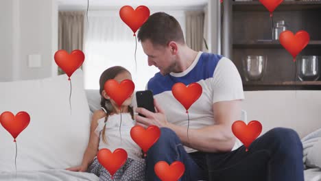 Animation-Von-Herzballons-über-Kaukasischem-Vater-Und-Tochter,-Die-Ihr-Smartphone-Auf-Dem-Sofa-Benutzen