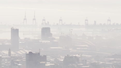 Gesamtansicht-Des-Stadtbildes-Mit-Mehreren-Gebäuden-Und-Einer-Werft,-Die-Von-Nebel-Bedeckt-Sind