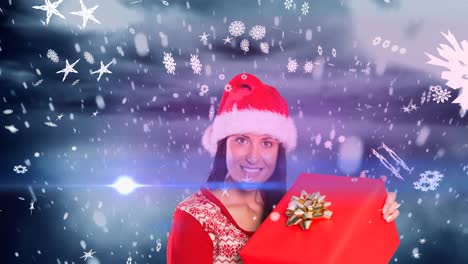 Animation-Von-Schnee,-Der-über-Eine-Glückliche-Kaukasische-Frau-Mit-Weihnachtsmütze-Fällt-Und-Geschenke-Hält