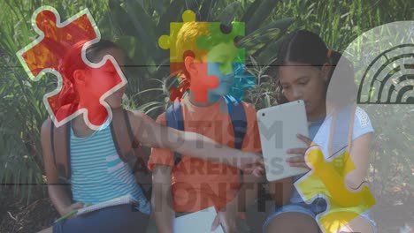 Animation-Von-Bunten-Puzzleteilen-über-Schulkindern,-Die-Tablets-Benutzen