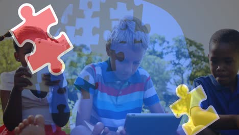 Animation-Von-Bunten-Puzzleteilen-Und-Menschlichem-Kopf-über-Kindern,-Die-Tablets-Benutzen