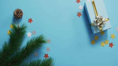 Video-Von-Weihnachtsdekorationen-Mit-Geschenk--Und-Kopierraum-Auf-Blauem-Hintergrund