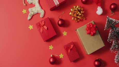 Weihnachtsdekorationen-Mit-Geschenken-Und-Kopierraum-Auf-Rotem-Hintergrund