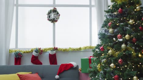 Video-Mit-Weihnachtsgrüßen,-Dekorationen,-Weihnachtsbaum,-Lichtern-Und-Weihnachtsstrümpfen-Zu-Hause