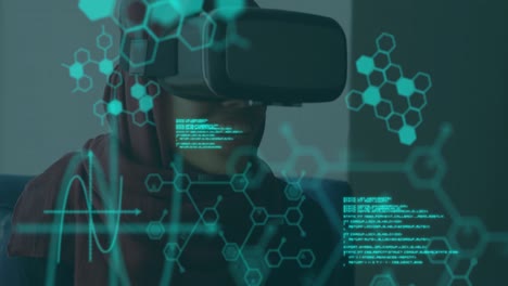 Animation-Chemischer-Verbindungen-Und-Medizinischer-Datenverarbeitung-über-Einer-Frau,-Die-Ein-VR-Headset-Trägt