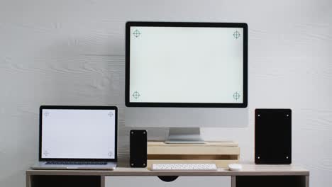 Video-Von-Laptop,-Smartphone,-Tablet-Und-Computer-Auf-Holztisch-Mit-Kopierraum-Im-Büro