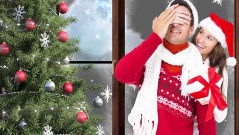 Animation-Eines-Glücklichen-Kaukasischen-Paares,-Das-Geschenke-über-Fenster-Und-Weihnachtsbaum-Hält