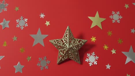 Weihnachtsdekorationen-Mit-Sternen-Und-Schneemustern-Auf-Rotem-Hintergrund