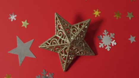 Weihnachtsdekorationen-Mit-Sternen-Und-Schneemustern-Auf-Rotem-Hintergrund