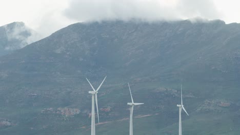 Gesamtansicht-Von-Windkraftanlagen-In-Ländlicher-Landschaft-Mit-Bergen