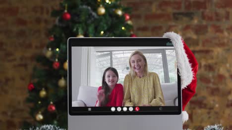Glückliche-Mutter-Und-Tochter-Bei-Einem-Videoanruf-Auf-Dem-Laptop,-Mit-Weihnachtsdekorationen-Und-Baum