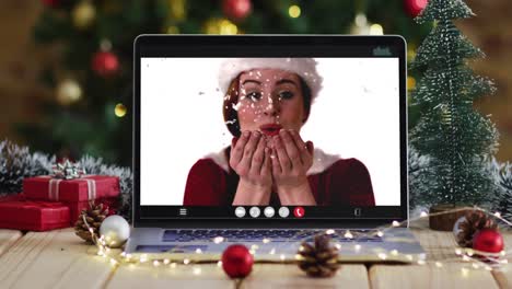 Glückliche-Kaukasische-Frau-Im-Weihnachtsmannkostüm-Bei-Videoanruf-Auf-Laptop,-Mit-Weihnachtsdekorationen-Und-Baum
