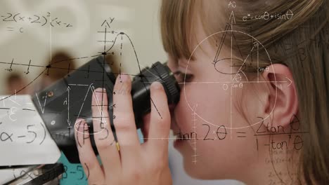 Animation-Mathematischer-Formeln-über-Einem-Lächelnden-Schulmädchen,-Das-Ein-Mikroskop-Benutzt