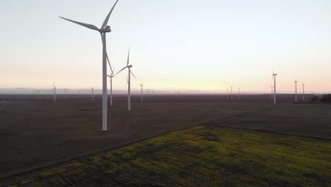 Vista-General-De-Las-Turbinas-Eólicas-En-El-Paisaje-Rural-Con-Cielo-Despejado