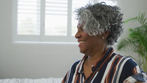 Glückliche-Afroamerikanische-ältere-Frau,-Die-Einen-Covid-Impfpass-Zeigt