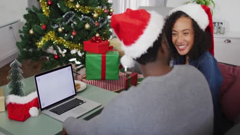 Glückliches-Afroamerikanisches-Paar,-Das-Einen-Laptop-Mit-Kopierplatz-Auf-Dem-Bildschirm-Verwendet
