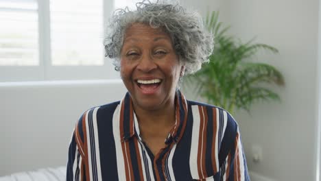 Afroamerikanische-Seniorin-Lächelt-In-Die-Kamera