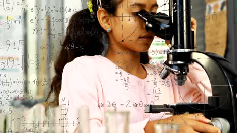 Animation-Mathematischer-Formeln-über-Einem-Lächelnden-Schulmädchen,-Das-Ein-Mikroskop-Benutzt