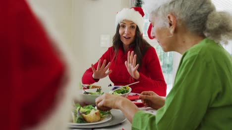 Feliz-Hija-Adulta-Caucásica-Hablando-Con-Su-Madre-Durante-La-Comida-De-Navidad