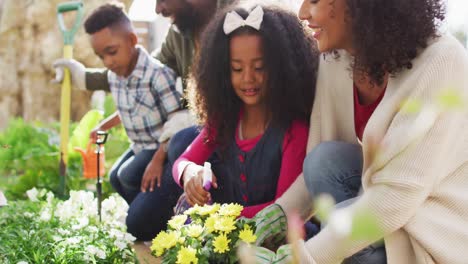 Glückliche-Afroamerikanische-Eltern-Mit-Kindern,-Die-Gemeinsam-Im-Garten-Arbeiten