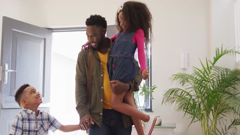 Feliz-Padre-Afroamericano-Regresando-A-Casa-Y-Abrazándose-Con-Niños