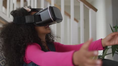 Afroamerikanisches-Mädchen-Trägt-VR-Headset-Und-Hat-Spaß