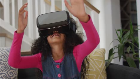 Afroamerikanisches-Mädchen-Trägt-VR-Headset-Und-Hat-Spaß