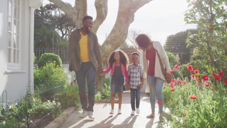 Fröhliche-Afrikanisch-amerikanische-Familie,-Die-Draußen-Spazieren-Geht-Und-Spaß-Hat