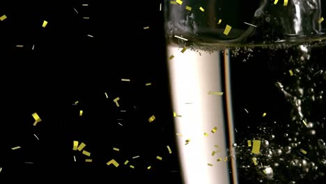 Animation-Von-Goldenem-Konfetti,-Das-über-Champagnerglas-Auf-Schwarzem-Hintergrund-Fällt
