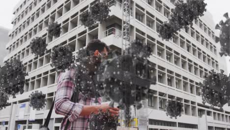 Animation-Von-Viruszellen-über-Einem-Lateinamerikanischen-Mann-Mit-Gesichtsmaske-Auf-Der-Straße