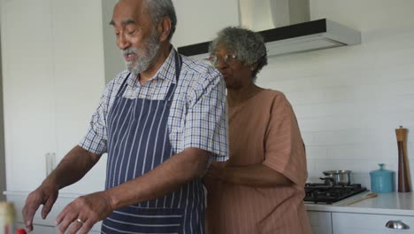 Feliz-Pareja-De-Ancianos-Afroamericanos-Cocinando-Juntos-En-La-Cocina