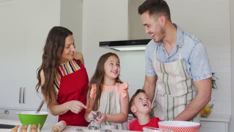 Feliz-Familia-Caucásica-Horneando-Juntos,-Preparando-Galletas-En-La-Cocina