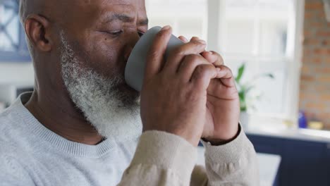Afroamerikanischer-Mann,-älterer-Mann,-Der-Zu-Hause-Kaffee-Trinkt