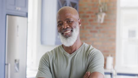 Porträt-Eines-Afroamerikanischen-älteren-Mannes-Mit-Verschränkten-Armen,-Der-Zu-Hause-Lächelt