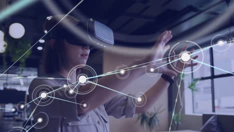 Animation-Eines-Netzwerks-Von-Verbindungen-über-Eine-Asiatische-Geschäftsfrau,-Die-Ein-VR-Headset-Verwendet