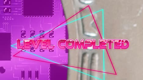 Animation-Des-Abgeschlossenen-Levels-In-Rosa-Metallischen-Buchstaben-über-Einer-Computerplatine-Auf-Rosa-Hintergrund