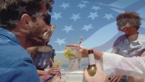 Animation-Der-Schwenkenden-Flagge-Der-USA-über-Einer-Gruppe-Von-Freunden,-Die-Spaß-Am-Strand-Haben